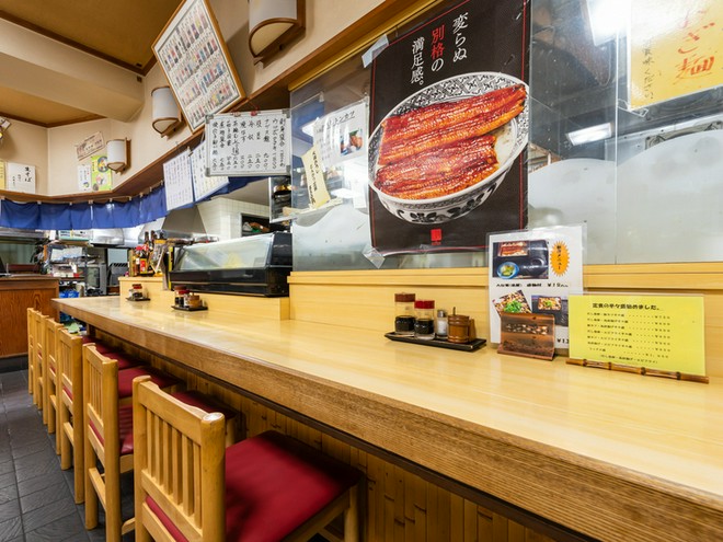 カウンターで安心して食事ができる