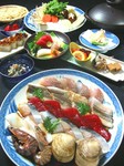 刺身で食べれる海鮮をすき焼き風に甘辛いたれで食べます。最後はうどんを入れて、お腹いっぱいに。
小鉢、前菜、刺身、鍋、うどん、果物のコース
要予約