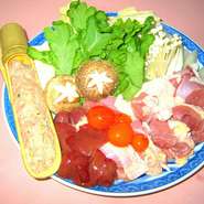 播州地鶏は体が大きくとても肉厚。その食べ応えある鶏肉の旨みを詰め込んだ鍋はコラーゲンたっぷりで、女性には見逃せません。肉だけでなく、レバーや玉ひもなども具材に入り、一風変わった鳥鍋が楽しめます。