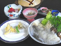 ぷりぷりの生だこを特製タレで召し上がってください。
ヘルシーな鍋ですから女性に人気。でも、ボリューム感があるので男性も満足度◎
前菜、刺身、タコと焼きアナゴの天ぷら、鍋、寿司、果物のコースです。