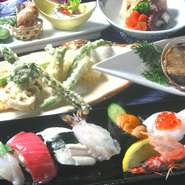 焼きアワビに野菜の天ぷら、炊き合わせ、上にぎり寿司が付いた懐石料理