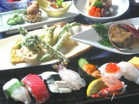 焼きアワビに野菜の天ぷら、炊き合わせ、上にぎり寿司が付いた懐石料理