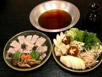 淡路の鱧をお鍋で。骨でだしを取った旨味のあるお出汁で野菜や鱧を焚いて召し上がってください。
前菜、鱧の珍味、鱧湯引き、鱧寿司、鍋、うどん、果物のコース
7月末からは￥６０００に、お得です！