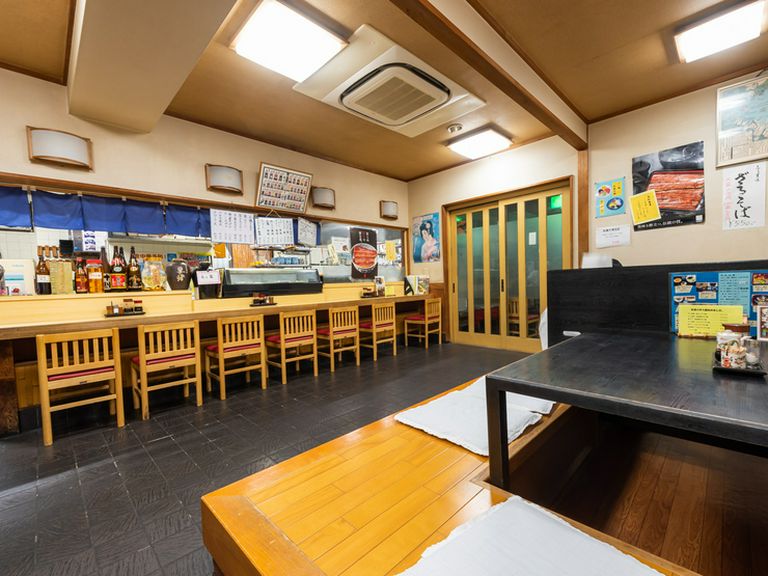 1階はカウンターと小上がり席で構成。ゆったりしたスペースです
