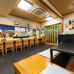 1階はカウンターと小上がり席で構成。ゆったりしたスペースです