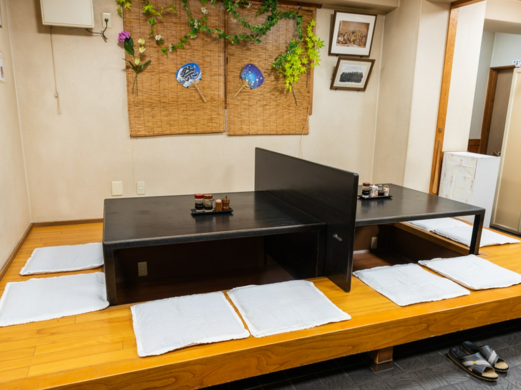 小上がりは掘りごたつ式。会話に花が咲きそう