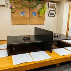 小上がりは掘りごたつ式。会話に花が咲きそう
