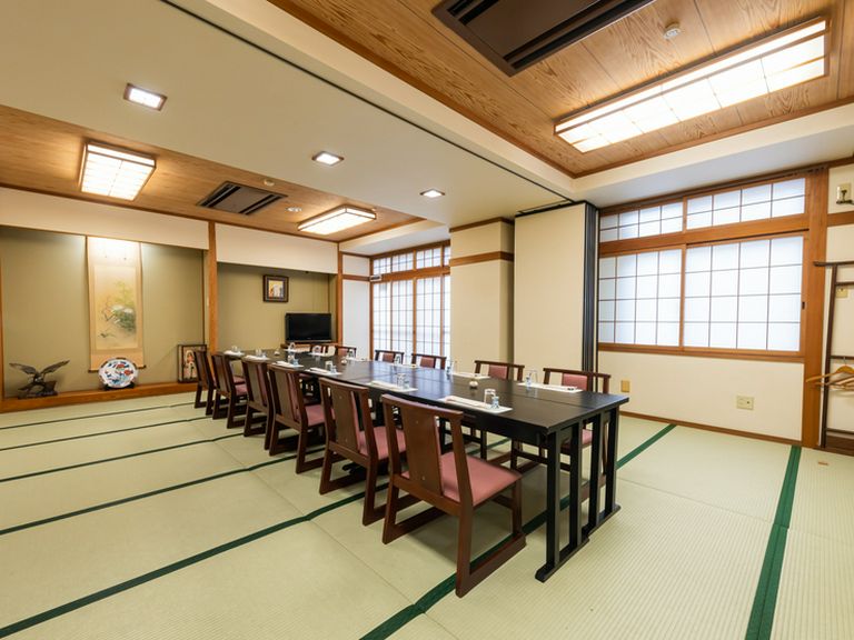 2階は座敷の広間。各種の宴会に利用できます