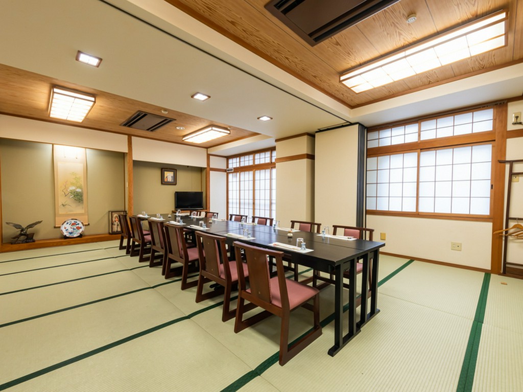 2階は座敷の広間。各種の宴会に利用できます