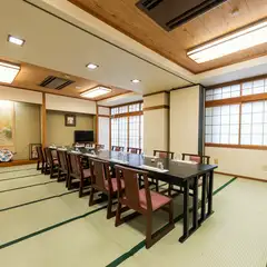 2階は座敷の広間。各種の宴会に利用できます