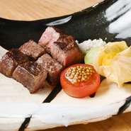 神戸とんぼの定番コース料理は、
「A5厳選黒毛和牛ステーキ」をメインとした約10品の鉄板コース料理。

A5ランク11～12番の黒毛和牛肉だけを焼く。
炊き立て土鍋ご飯と一緒に楽しめる。