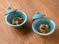 鉄板料理の合間に提供される贅沢な食材を使った美しい逸品は、特に女性に人気がある。
美食にふさわしく、神戸とんぼの料理は新鮮な神戸野菜や上質なお肉から取った透明に輝く出汁が
基本となっている。