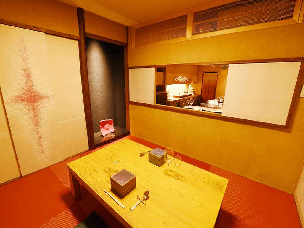 茶室をイメージした、赤畳が印象的な個室