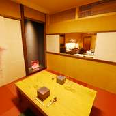 茶室をイメージした、赤畳が印象的な個室