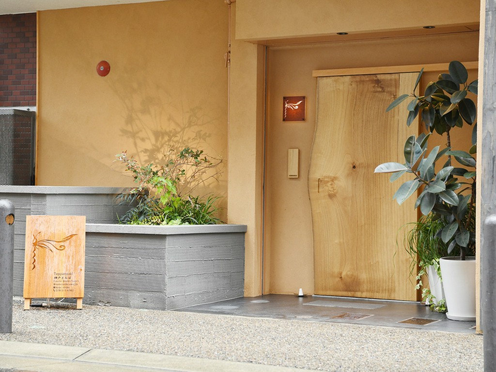 ひっそりとした佇まいのオートロックエントランス