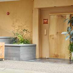 ひっそりとした佇まいのオートロックエントランス