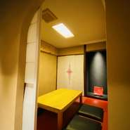 個室にも換気扇を完備しております。
2名様から6名様までご利用いただけます。