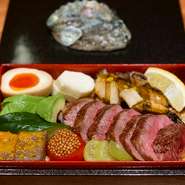 黒毛和牛ステーキとウニご飯のテイクアウトにアワビステーキをプラスした、おめでたいお正月用豪華テイクアウトです。丁寧な仕込みを施した柔らかなアワビステーキは絶品。
事前予約制で2個以上から承っております。