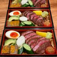 神戸発祥の“鉄板で焼くステーキ”を厳選したA5ランク厚切り黒毛和牛ステーキと土鍋ご飯を使った冷めても美味しいウニご飯。どちらも通常コースの2倍の量です。
3日前までのご予約で2個以上から承っております。