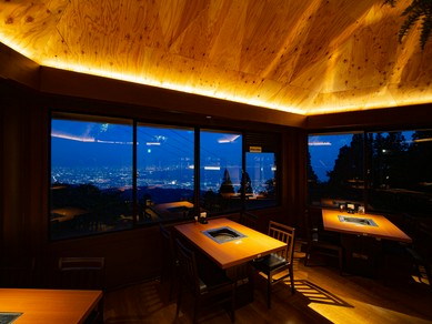 窓から見える煌めく夜景を一望！