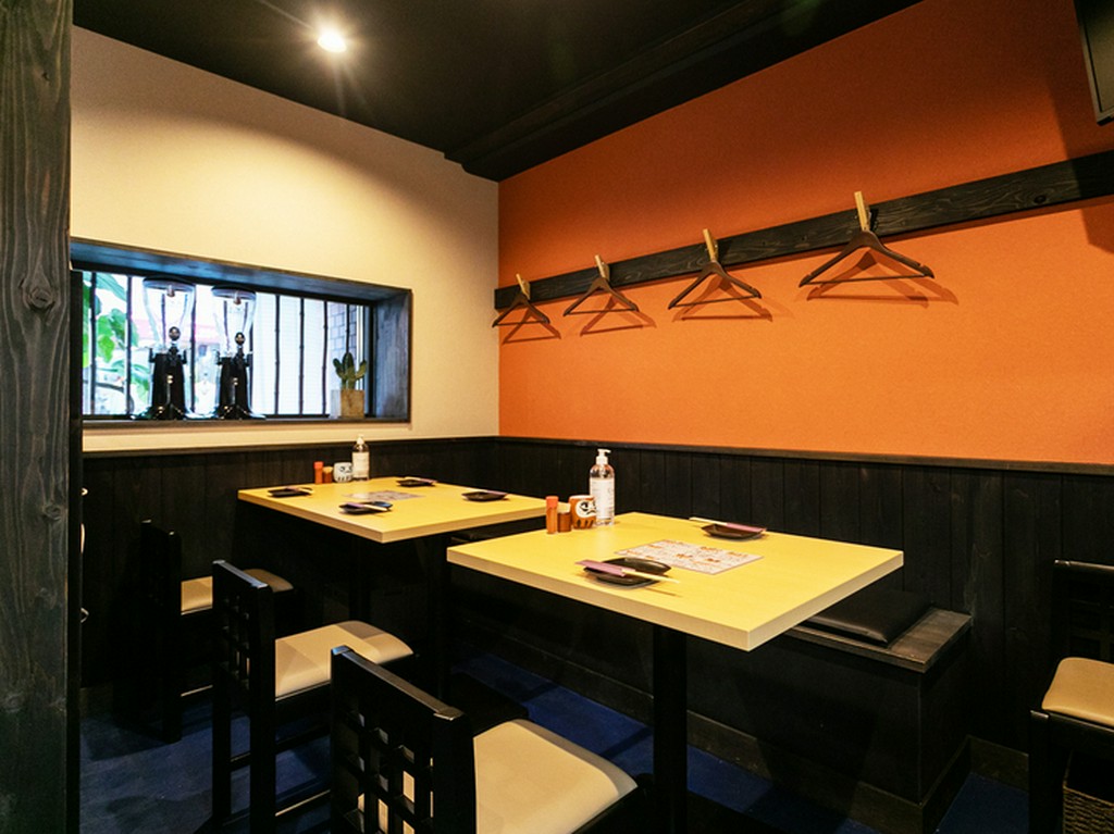 半個室のテーブル席。温かく落ち着いた雰囲気
