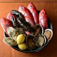 信頼する生産者が作る「こだわり野菜」「旨味の詰まった肉」、漁港直送で届く「新鮮な魚介」など、こだわりの食材をふんだんに使用。特に、銚子直送の朝獲れ金目鯛がおすすめです。