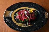 希少価値のある福島県会津産馬肉のモモ肉を使ったカルパッチョ。肉質と食感をしっかり感じられるような状態で提供し、ハーブ野菜と一緒に楽しみます。辛子味噌のソースでピリッとアクセントを。
時価。