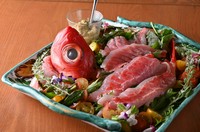銚子港直送の新鮮な金目鯛と京野菜をたっぷり味わっていただける贅沢な一皿。
半身2人前サイズ￥2000
人数様に合わせ3人前～もお作りします。
カシラやアラで絶品スープや煮付け、パスタをお作りします。￥1200～