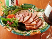 赤ワインと果実のソース
鴨肉を食べるならAKATSUKAと常連様に言っていただいている自慢のメニューです。
量の調整や他お肉メニューとの盛り合わせなども可。
ご相談ください。
