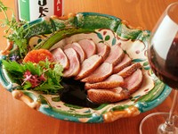 赤ワインと果実のソース
鴨肉を食べるならAKATSUKAと常連様に言っていただいている自慢のメニューです。
量の調整や他お肉メニューとの盛り合わせなども可。
ご相談ください。