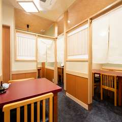 明るい色調でまとめられた、清潔感を漂わせる落ち着いた店内