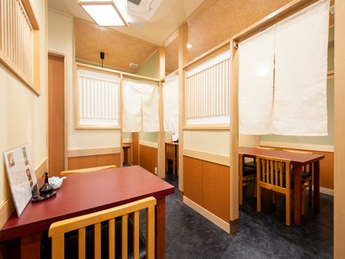 明るい色調でまとめられた、清潔感を漂わせる落ち着いた店内