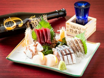 豊洲市場で毎朝仕入れる、新鮮な魚介が満載の『刺身盛り　2人前』