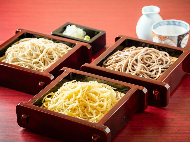 変わりそば、せいろ、田舎そばの3種類が味わえる『三色もり』