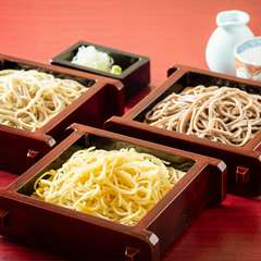 変わりそば、せいろ、田舎そばの3種類が味わえる『三色もり』