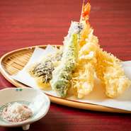素材本来の風味や食感を引き出した、サクッと軽やかな『天ぷら』