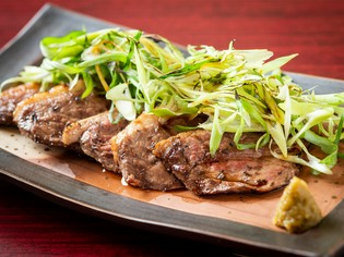 旨みが濃厚な鴨肉とたっぷりの九条葱を合わせた『鴨九条焼』