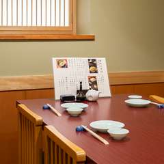 料理とお酒をゆっくりと楽しみ、落ち着いた大人の時間を