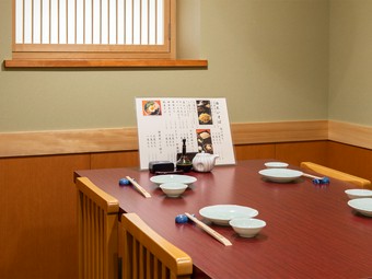 料理とお酒をゆっくりと楽しみ、落ち着いた大人の時間を