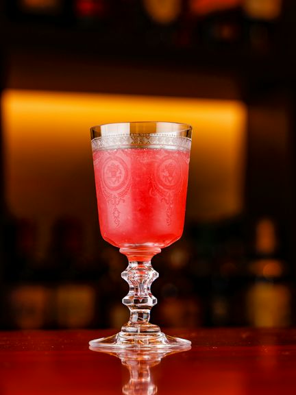 目で見ても楽しめるカクテルの数々。心地よい大人の夜を演出