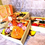 海の幸、大地の幸をふんだんに使い、家族が集まり語らう場を豪華に彩る花蓮渾身の三段重です。お電話にてお早めにご予約下さい。