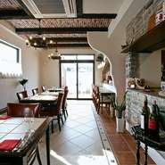 レンガが特徴的な店内は、イタリアの田舎町を彷彿させる特別な空間。特別な日に、手作りのお料理とイタリアワインとともにゆったりとしたひとときをお過ごしください。