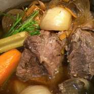 和牛ホホ肉を数時間かけてじっくりと煮込み、ホロホロととろけるほど柔らかく仕上げた逸品。濃厚さとコクが楽しめる赤ワイン煮、もしくはさっぱりと楽しめる水煮を選ぶことができます。

