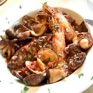 カッチュッコとは、トスカーナの港町リヴォルノの伝統料理。5種類の海の幸を使用し、赤ワインとトマトベースで煮込んだ魚介料理。様々な魚介の出汁の旨味が折り重なる濃厚な味わい。赤ワインと共にお楽しみ下さい。
