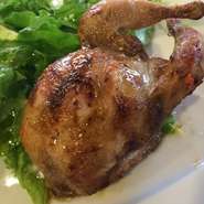 うずらを丸ごと一羽使用し、炭火の上で回転させながらじっくりと焼き上げたジラロースト。外は炭の香り香ばしく、中は肉汁したたるジューシーさが人気のメニュー。骨が抜いてあり食べやすいのも嬉しい一品です。
