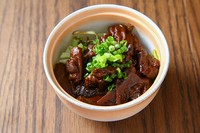 岡崎の八丁味噌を使い、じっくりと煮込んだ「自家製どて煮」。これぞ岡崎という、濃厚な味噌の味わいを下に敷かれたキャベツと合わせてご堪能下さい。