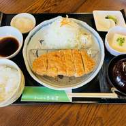 三元豚ロース150ｇ・味噌だれ・赤だし・キャベツ・冷奴