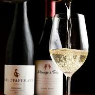 フランス、イタリア産を中心に料理に合う世界各地のワインを各種豊富に用意。グラスワインは800円、フルボトルは3800円～、とリーズナブルに楽しめます。