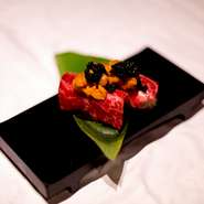 木を基調とした店内は温かみがあり落ち着く空間。高級感あふれる店内で、オシャレな雰囲気を存分に楽しめます。