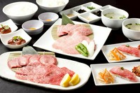・先付け前菜(キムチ/ナムル/牛トロ炙り握り)
・塩焼肉(特選タン/上ロース)
・タレ焼肉(上カルビ/上ミスジ)
(白米/スープ/こだわり卵セット 付き)
・本日のデザート コーヒーorお茶